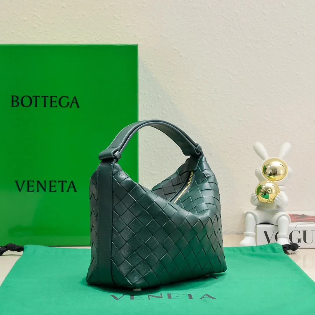 Batch 1360 #BvWallace Shoulder Lunch Bag 🔥 A lunch box bag that you can just grab and go. It is made of classic intrecciato weaving technology and reflects the craftsmanship of Bottega. The entire bag is made of top-grade happa lambskin. It is very soft and lightweight. The small bag shape is cute and exquisite. The interior capacity is also very large and can be carried under the arm. It is quite practical! The bottom of the bag is made of gold metal to prevent wear and tear. The details are really good! Choose this elegant commuting bag for Zaoba people~ Size: 22x13x9.5, model number; 7748#